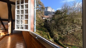 A room with a wooden floor and a large window. - Le Moulin de Dingy - House with 6 bedrooms & swimmingpool 20 mn from Annecy (Dingy-Saint-Clair)