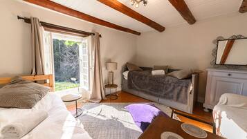 6 chambres, fer et planche à repasser, Wi-Fi, draps fournis