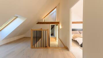 6 bedrooms, iron/ironing board, WiFi, bed sheets