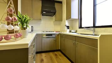 Fridge, microwave, stovetop, cookware/dishes/utensils