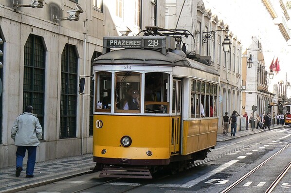 A yellow tram with the number 564 on a city street. - Lisbon Home Host - Hostel (Lisbon)