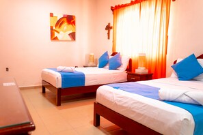 مساحة عمل للكمبيوتر المحمول وستائر تعتيم وواي فاي مجانًا وملاءات أسرّة