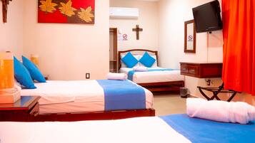 Deluxe Triple Room | Laptop workspace, blackout drapes, free WiFi, bed sheets
