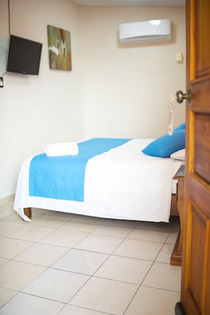 Espacio para trabajar con laptop, cortinas blackout y wifi gratis 