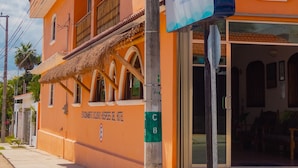 A hotel with a sign reading "Hotel de la Playa" and a wheelchair accessibility symbol. - Hotel Bacalar Magico (Bacalar)