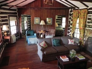 Jacks Cabin | Living area