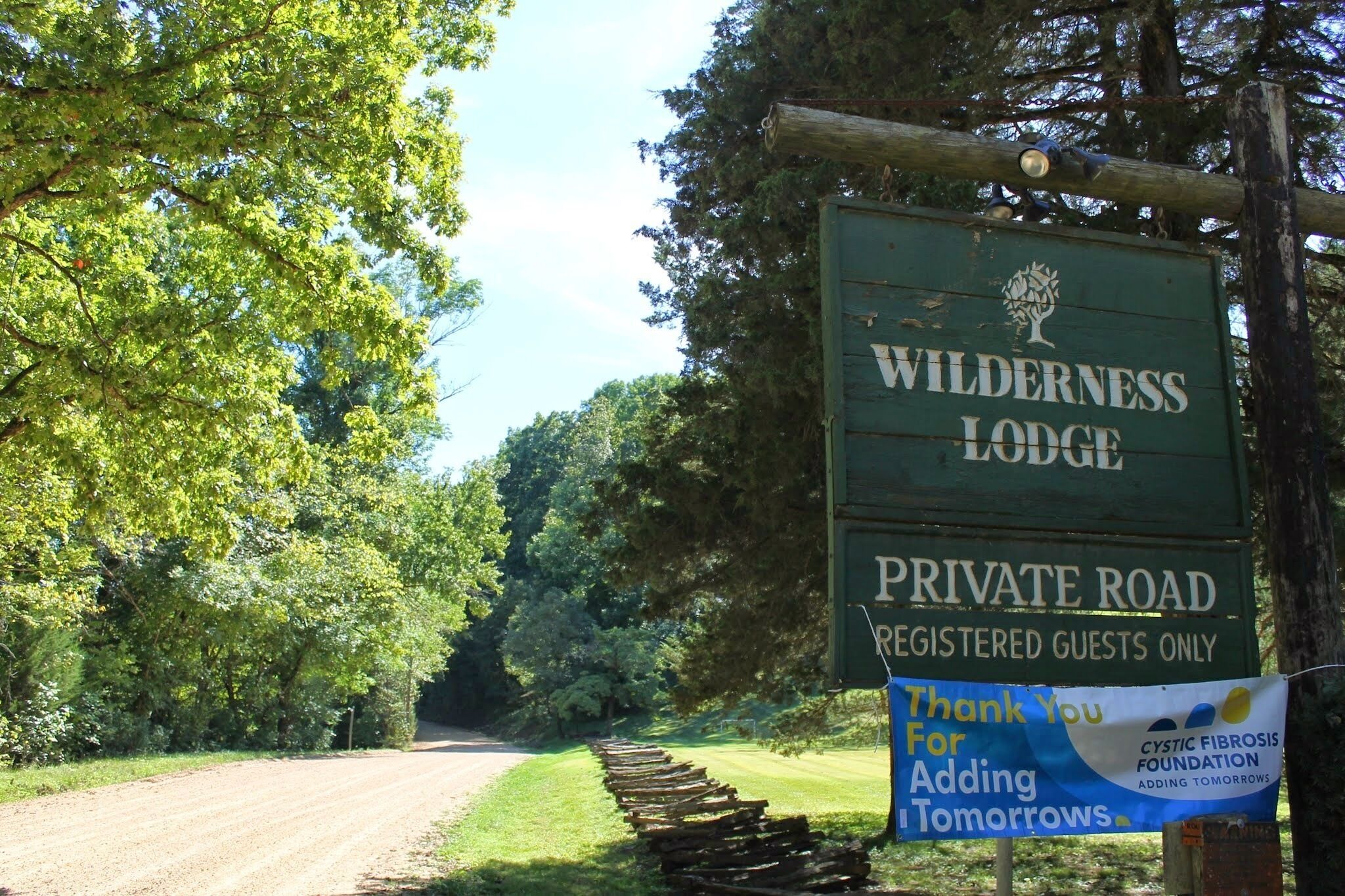Segnaletica del Wilderness Lodge che indica una strada privata riservata agli ospiti registrati.