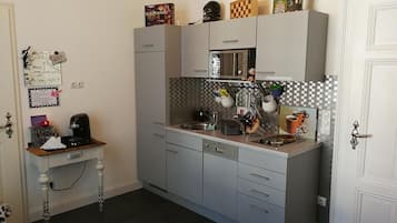 Frigorífic, microones, forn i placa de cuina