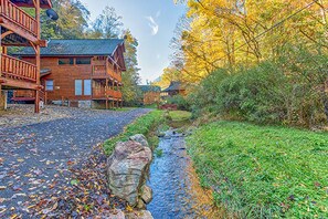 Property grounds - Smokey Max Cabin sleeps 8, hot tub, jacuzzi , pool table (Pigeon Forge)