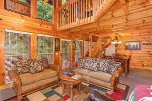 Smart TV, fireplace, DVD player - Smokey Max Cabin sleeps 8, hot tub, jacuzzi , pool table (Pigeon Forge)