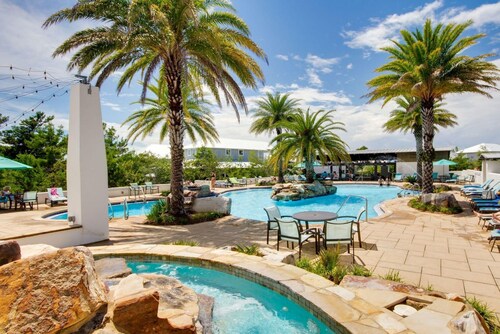 BOHO Retreat - Clean, Beauitfully Decorated and Great Community Pool!