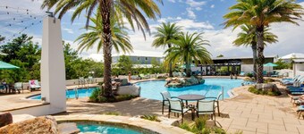 BOHO Retreat - Clean, Beauitfully Decorated and Great Community Pool!