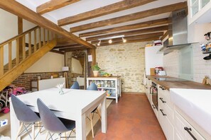 Kühlschrank, Ofen, Geschirrspüler, Wasserkocher mit Kaffee-/Teezubehör