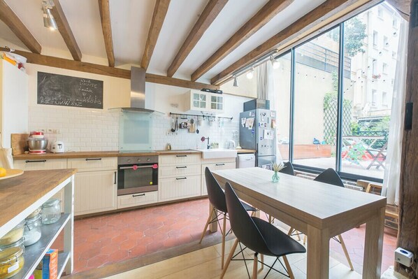 Kühlschrank, Ofen, Geschirrspüler, Wasserkocher mit Kaffee-/Teezubehör