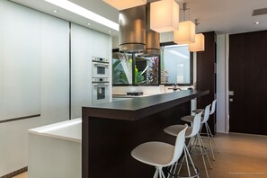 Kjøleskap, mikrobølgeovn, ovn og kokeplater