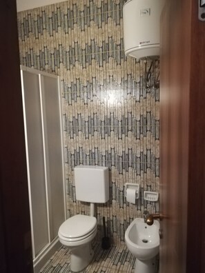Bruser, hårtørrer, bidet, håndklæder