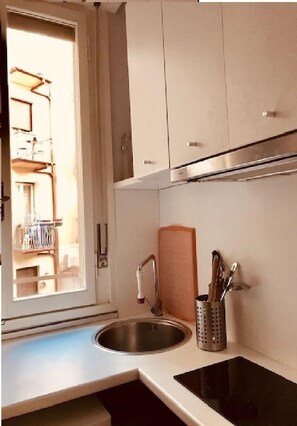 Frigorifero, forno, piano cottura, macchina per tè/caffè