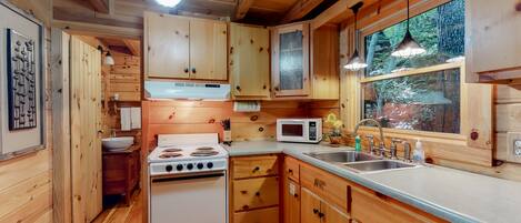 Réfrigérateur, four à micro-ondes, un four, surface de cuisson