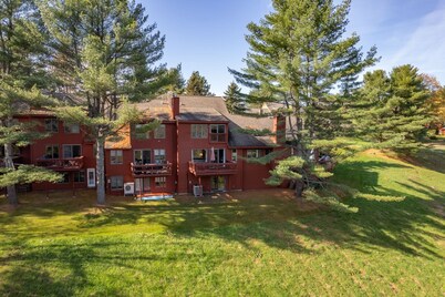 Townhome with Fireplace & Hill Views, Saltbox