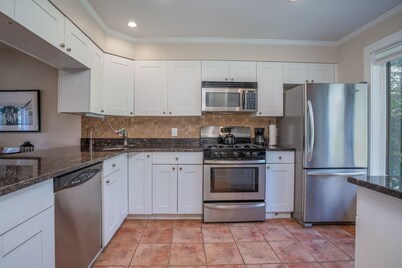 Large Backyard, Game Room, Has AC - Saltbox 1D