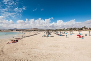 Ubicación cercana a la playa y toallas de playa