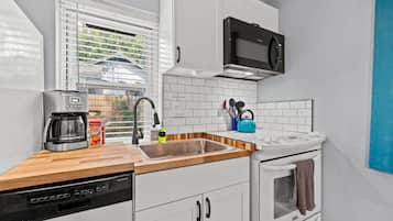 Kylskåp, mikrovågsugn, ugn och spishäll