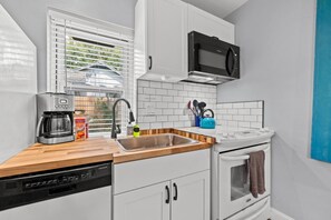 冷蔵庫、電子レンジ、オーブン、コンロ