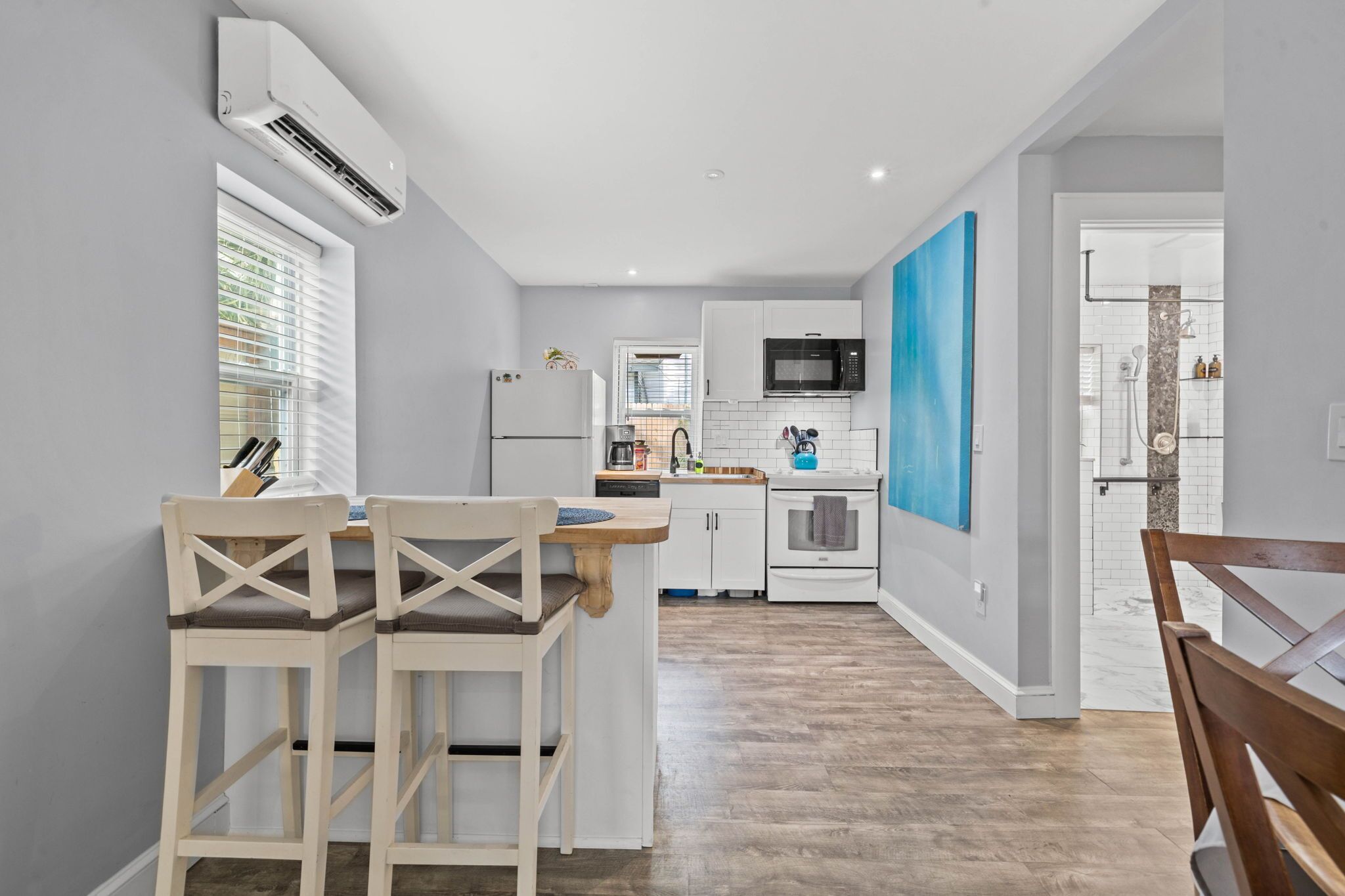 Refrigerador, microondas, horno y parrilla de estufa 