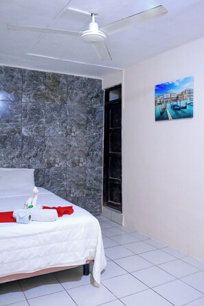 Double Room | Iron/ironing board, free WiFi, bed sheets - Rosa del Alba, Barrio Mágico Centro Histórico de Chetumal (Chetumal)