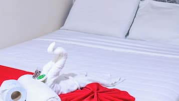 Tabla de planchar con plancha, wifi gratis y ropa de cama