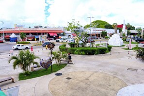 A public square with a central fountain, benches, and palm trees. - Rosa del Alba, Barrio Mágico Centro Histórico de Chetumal (Chetumal)