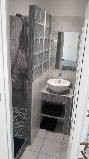 Shower, towels