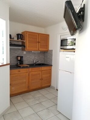 Kühlschrank, Mikrowelle, Herdplatte, Wasserkocher mit Kaffee-/Teezubehör