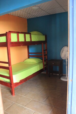 Dormitório compartilhado básico, em dormitório misto (Up to 5 guest) | Wi-Fi de cortesia, roupa de cama