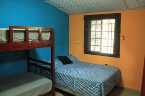 Dormitório compartilhado básico, em dormitório misto (Up to 5 guest) | Wi-Fi de cortesia, roupa de cama