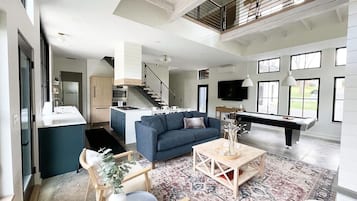 TV connectée, cheminée, chaßne hi-fi