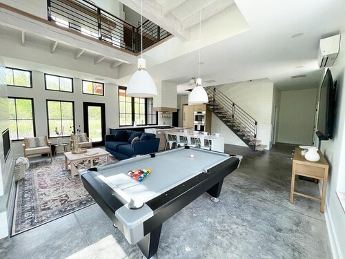 Modern Nordic Villa 3 miles from Beaver Stadium