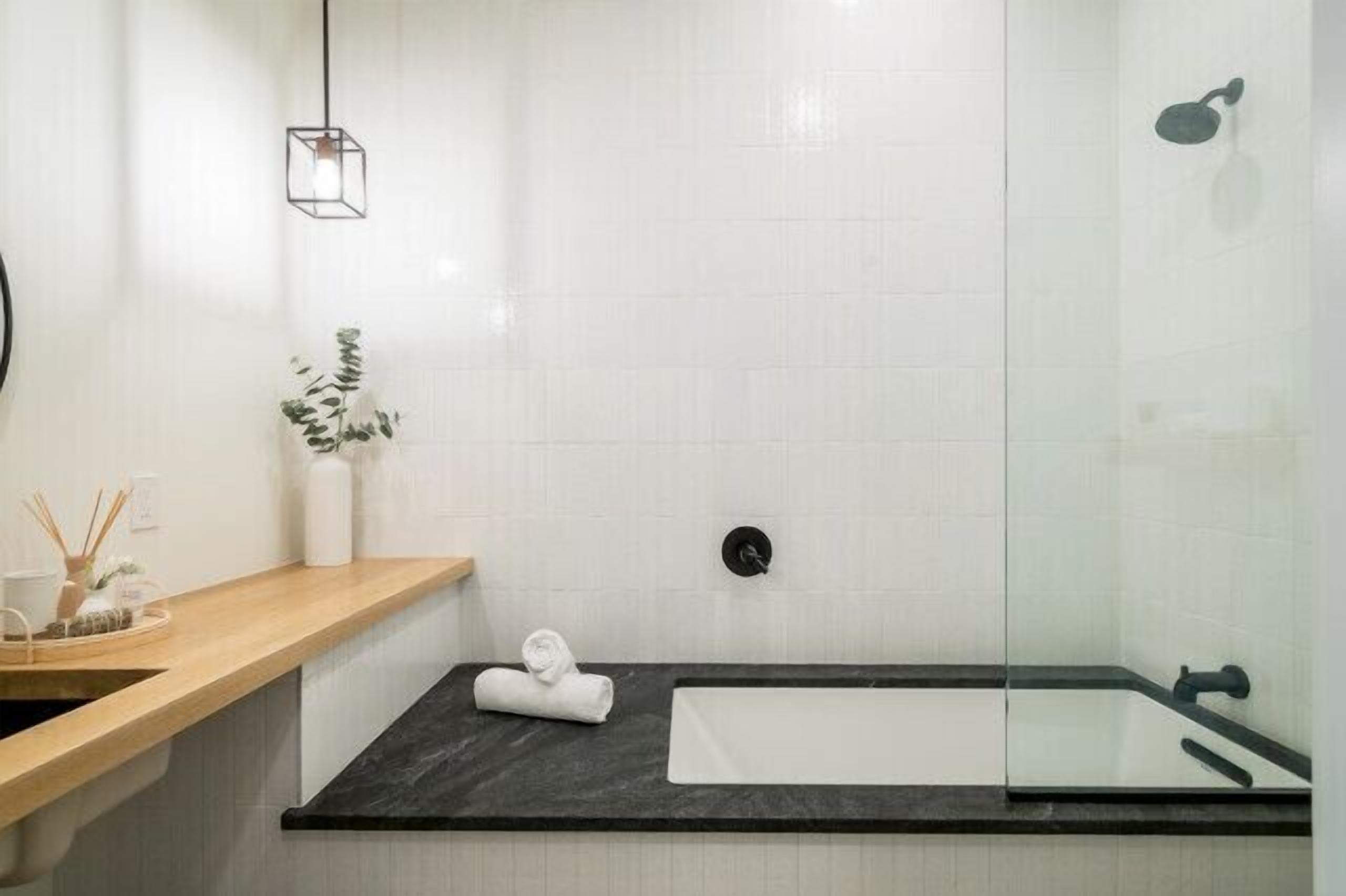 Combined shower/tub, towels, toilet paper