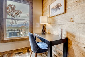 Interior - Discounted Deals-Mountain Views-Hot Tub-Screened Porch-Wood & Propane Fire Pits (Cherry Log)