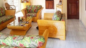 Una sala de estar con un sofá, una mesa de centro y un televisor.