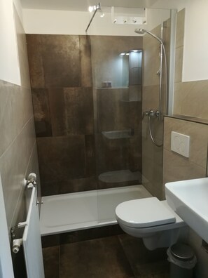 Dusche, Haartrockner, Handtücher, Seife