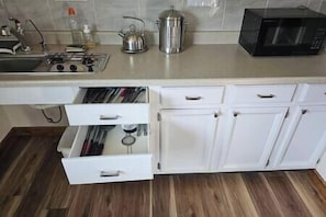 Stovetop, coffee/tea maker, cookware/dishes/utensils
