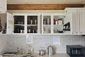 Stovetop, coffee/tea maker, cookware/dishes/utensils