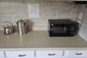 Stovetop, coffee/tea maker, cookware/dishes/utensils
