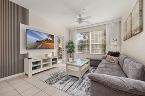 Televisor, reproductor de DVD i taula de tennis de taula 