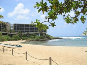 Nær stranden, solsenger og strandhåndklær