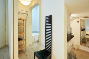 1 habitación, tabla de planchar con plancha, wifi y ropa de cama 