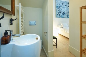 Baignoire, séchoir à cheveux, serviettes fournies, savon