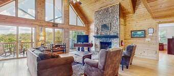 Stunning mountain cabin w/ free WiFi/ private hot tub/ gameroom/ gas fireplace