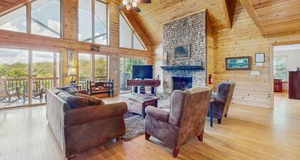 Stunning mountain cabin w/ free WiFi/ private hot tub/ gameroom/ gas fireplace